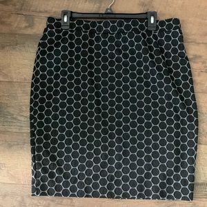 Elle midi skirt black and white in color